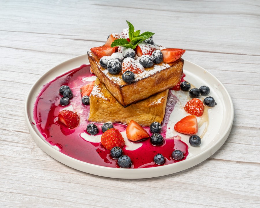 Sweet French Toast with berries and icing sugar